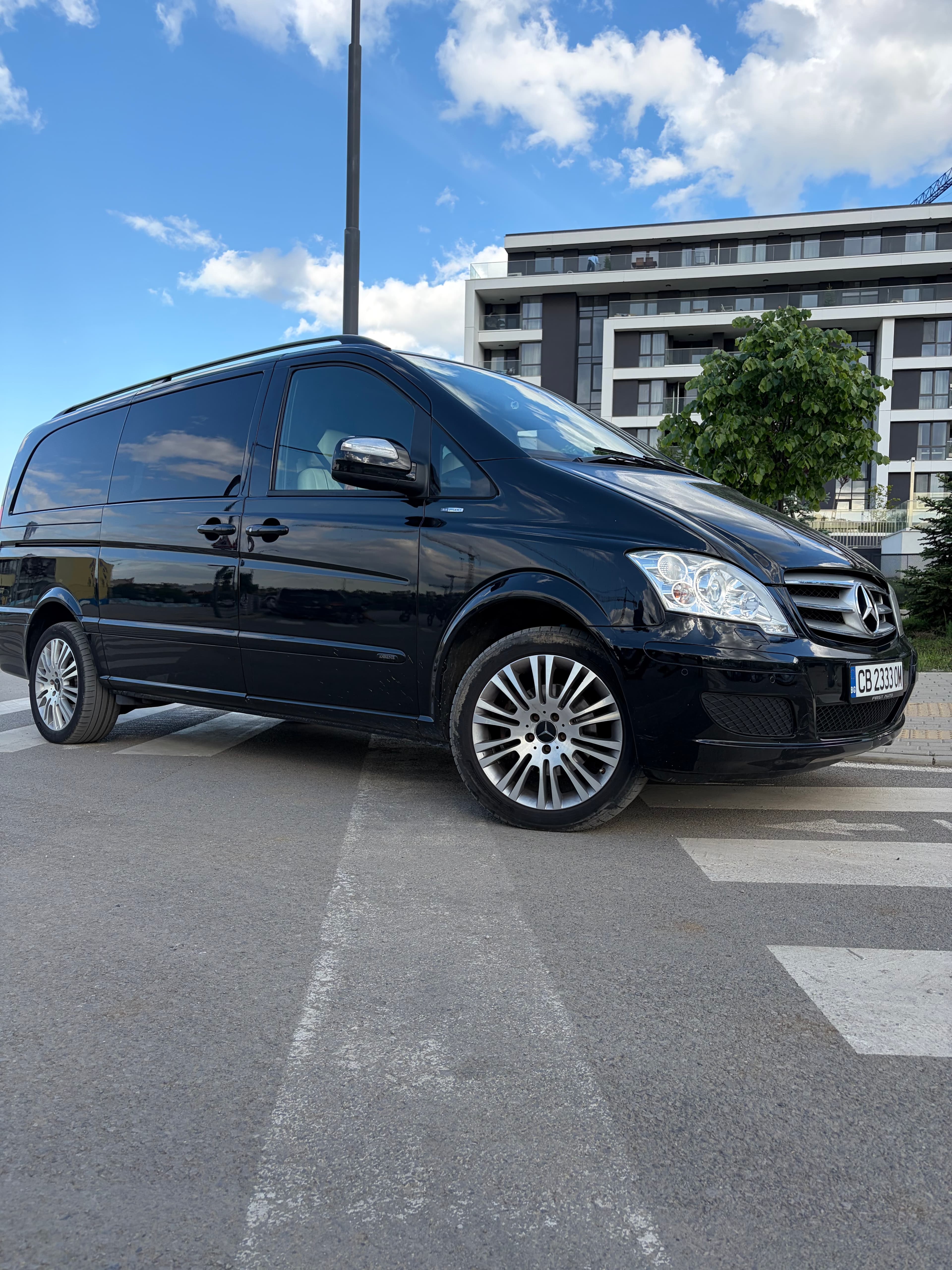 Premium VIP Bus екстериор - предна снимка на луксозния минибус