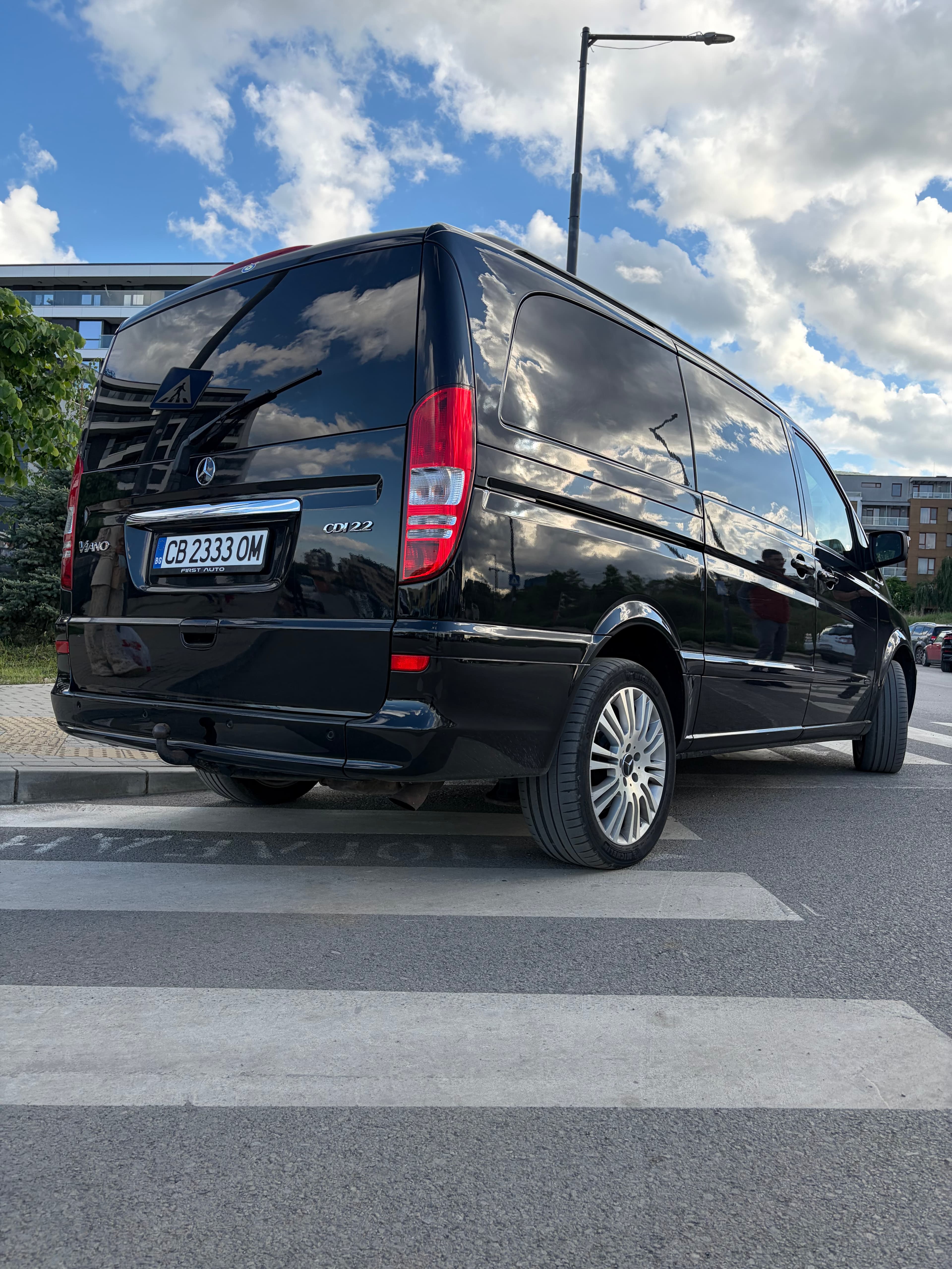 Premium VIP Bus екстериор - задна снимка на луксозния минибус