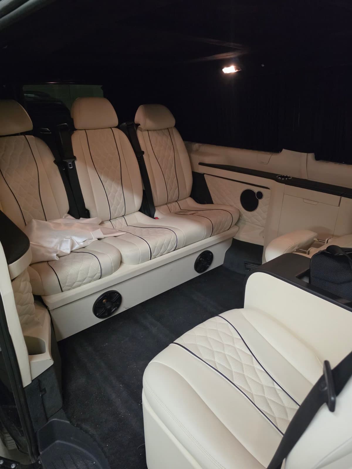 Premium VIP Bus - чист бял кожен интериор и капитански седалки