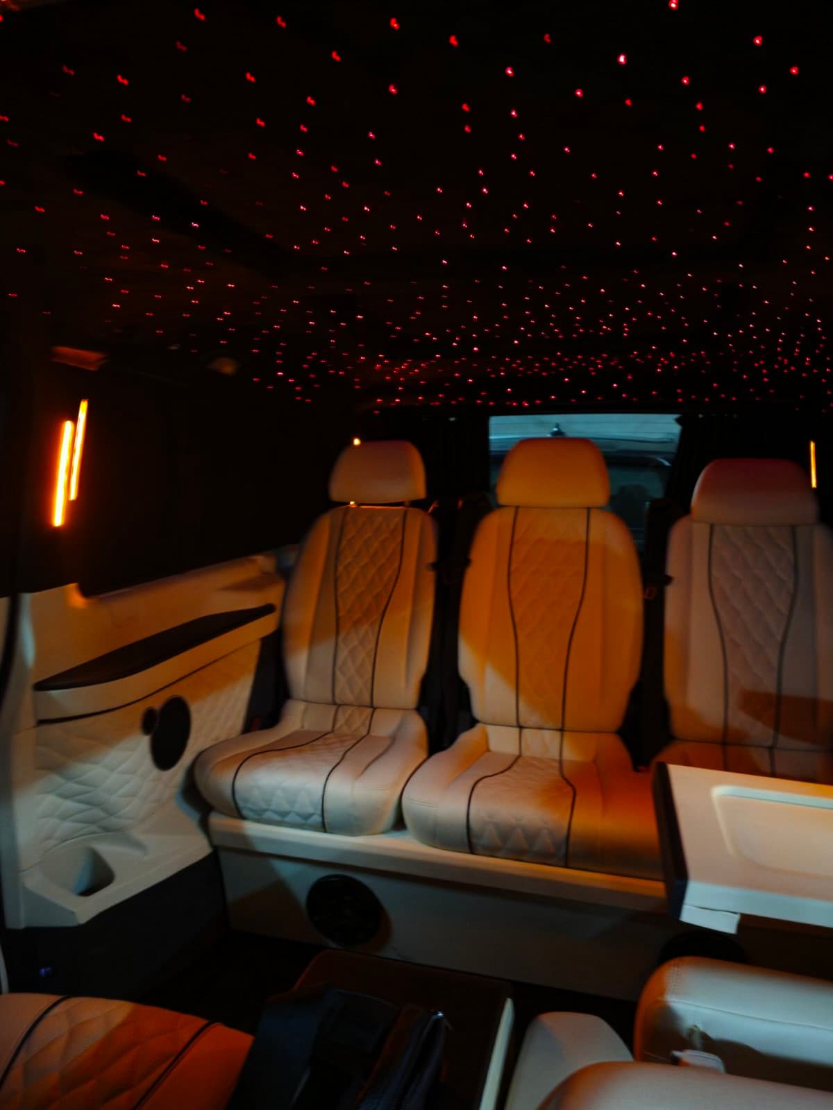 Premium VIP Bus бял звезден интериор под наем - LED таван и кожени седалки