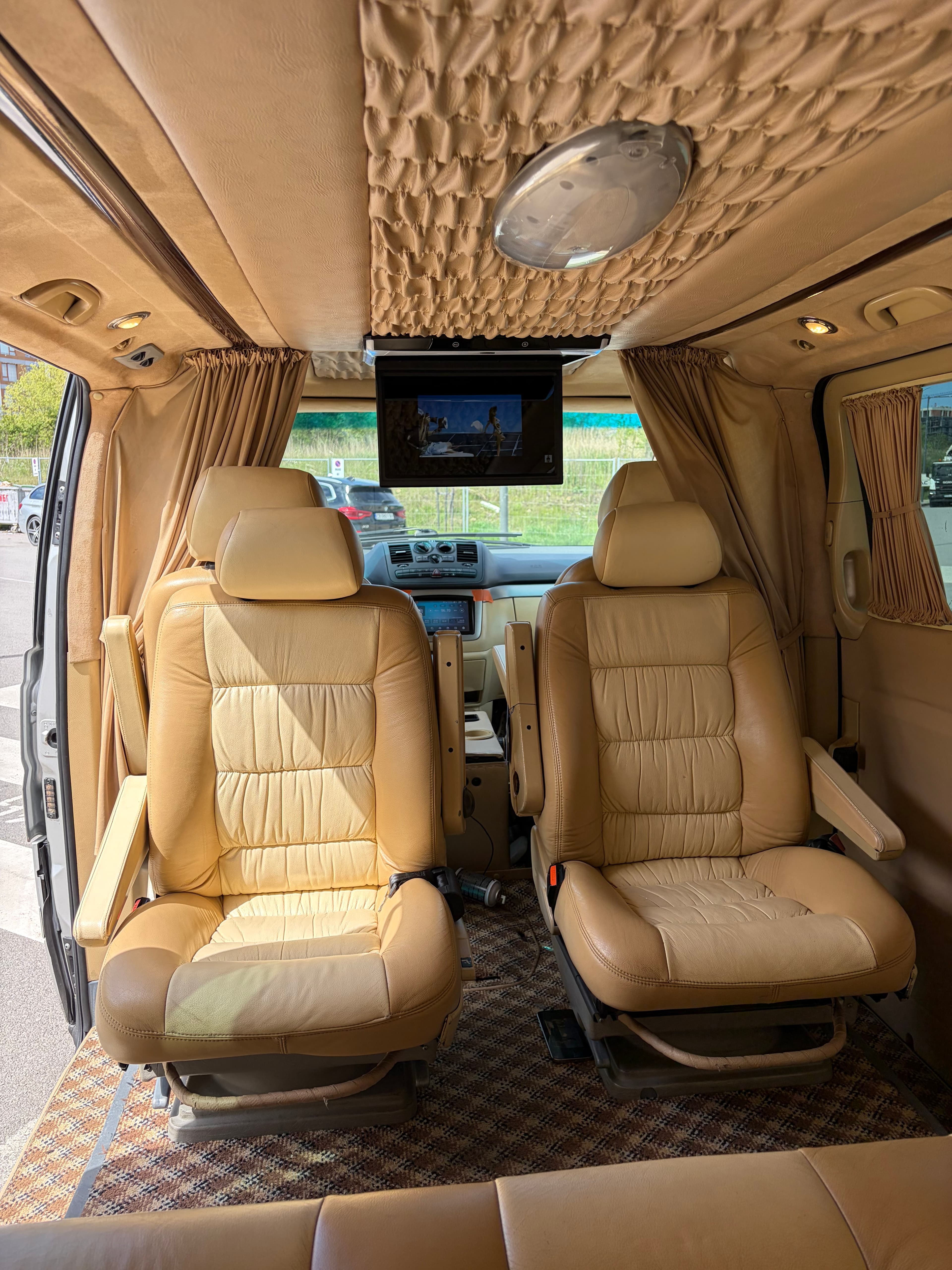 Mercedes Vito под наем в София - луксозен минибус с шофьор